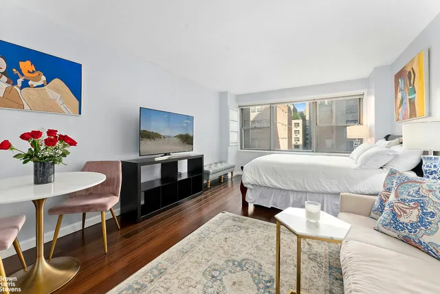 $575,000 | 10 West 15th Street, Unit 924 | Flatiron