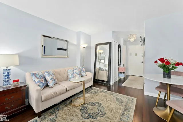 $575,000 | 10 West 15th Street, Unit 924 | Flatiron