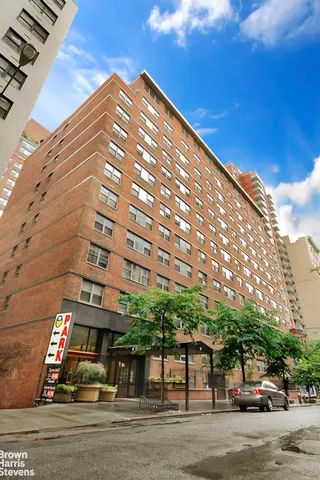 $575,000 | 10 West 15th Street, Unit 924 | Flatiron