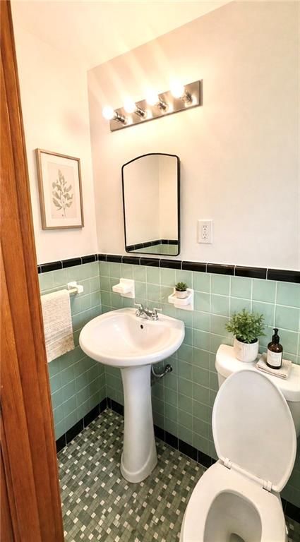 119 Fifth Avenue Jonesboro, GA 30236 - Photo 20 of 29 a bathroom with a toilet sink and mirror