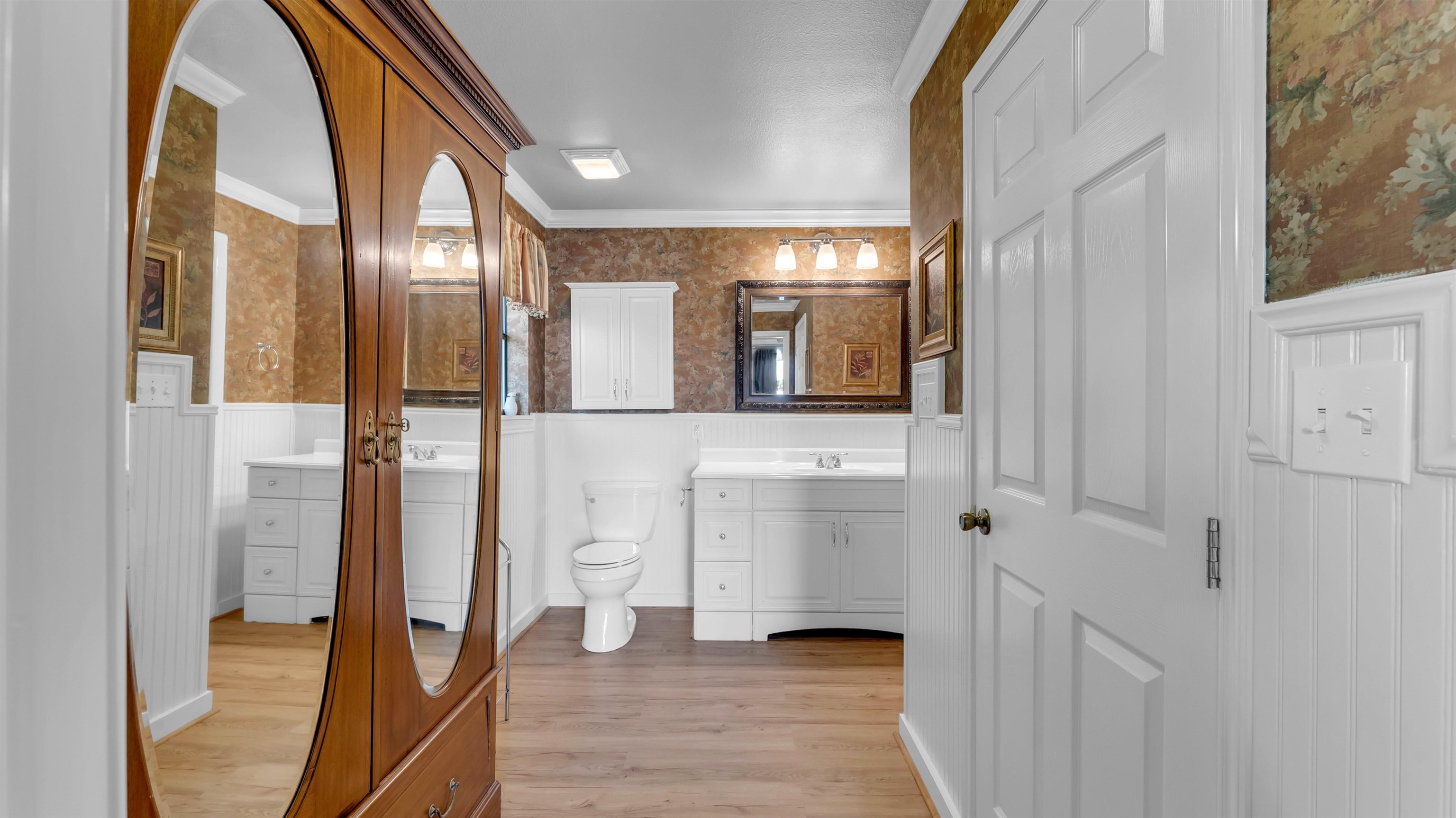 539 Ellen Williams Loop Kingsland, TX 78639 - Photo 20 of 30 view of hall way with mirror