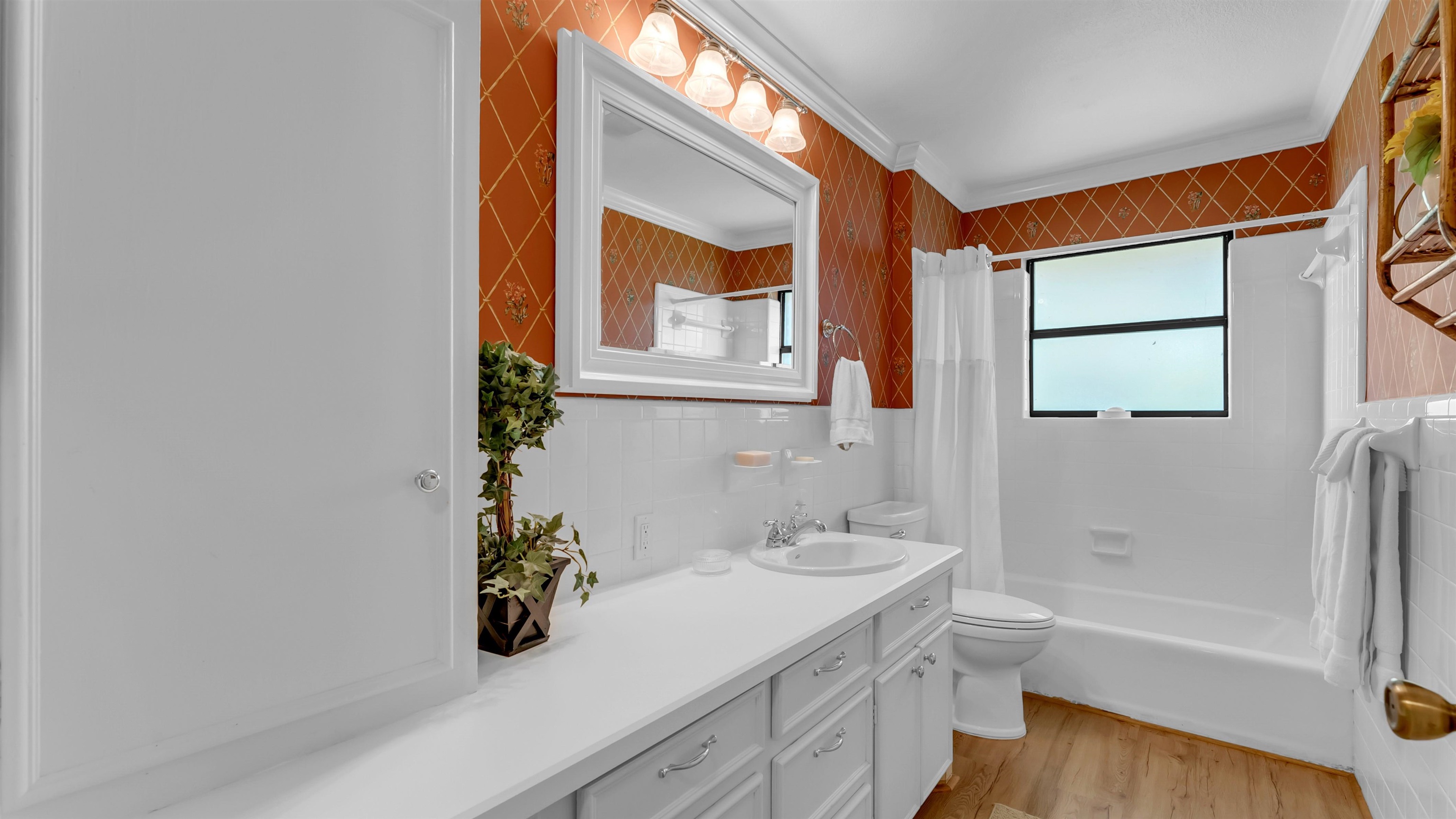 539 Ellen Williams Loop Kingsland, TX 78639 - Photo 23 of 30 a bathroom with a tub a sink and mirror