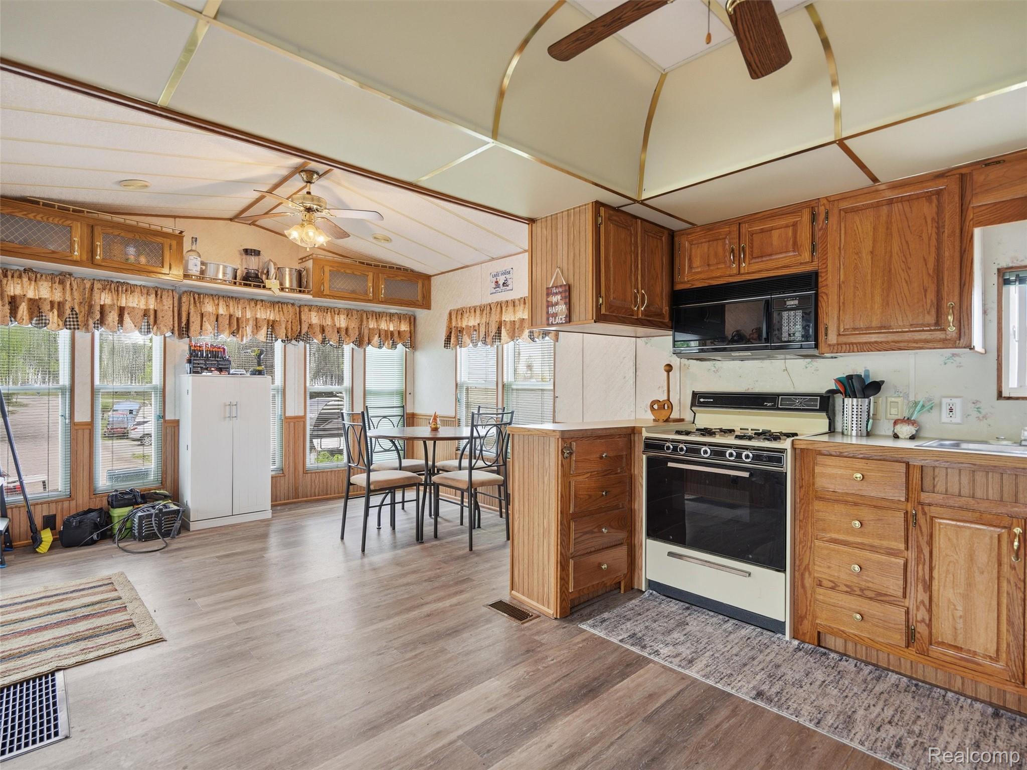 10001 Goodall Road, Unit 328 Durand, MI 48429 - Photo 8 of 22 08-DSC01362.jpg