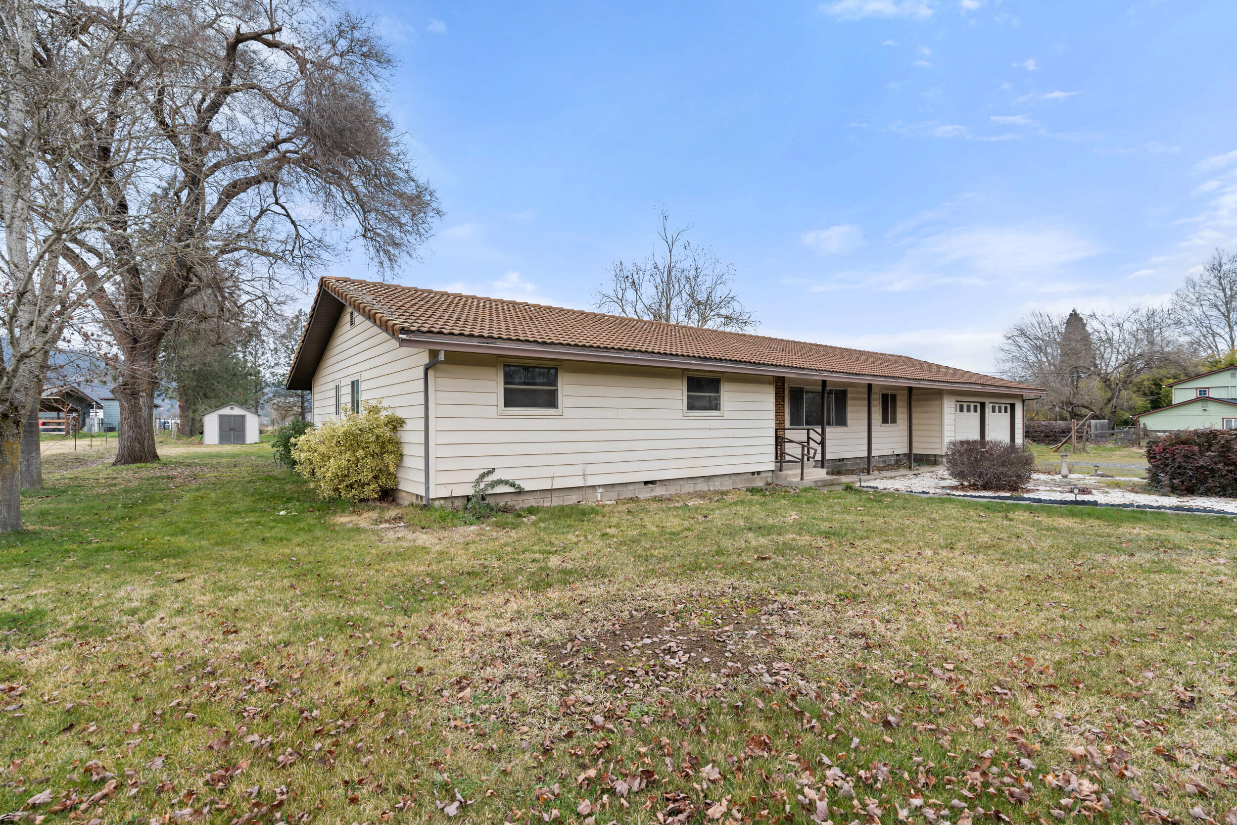 4269 Grant Road Central Point, OR 97502 - Photo 4 of 43 4269-grant-rd-04