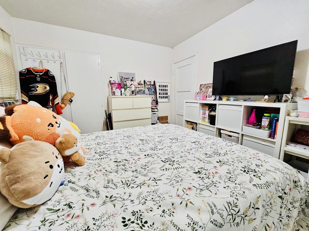 3333 Delta Avenue Long Beach, CA 90810 - Photo 28 of 31 a bedroom with a bed and a flat screen tv