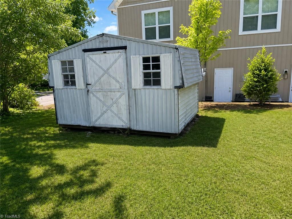307 Rockspring Road High Point, NC 27262 - Photo 4 of 10 Gallery Image 4