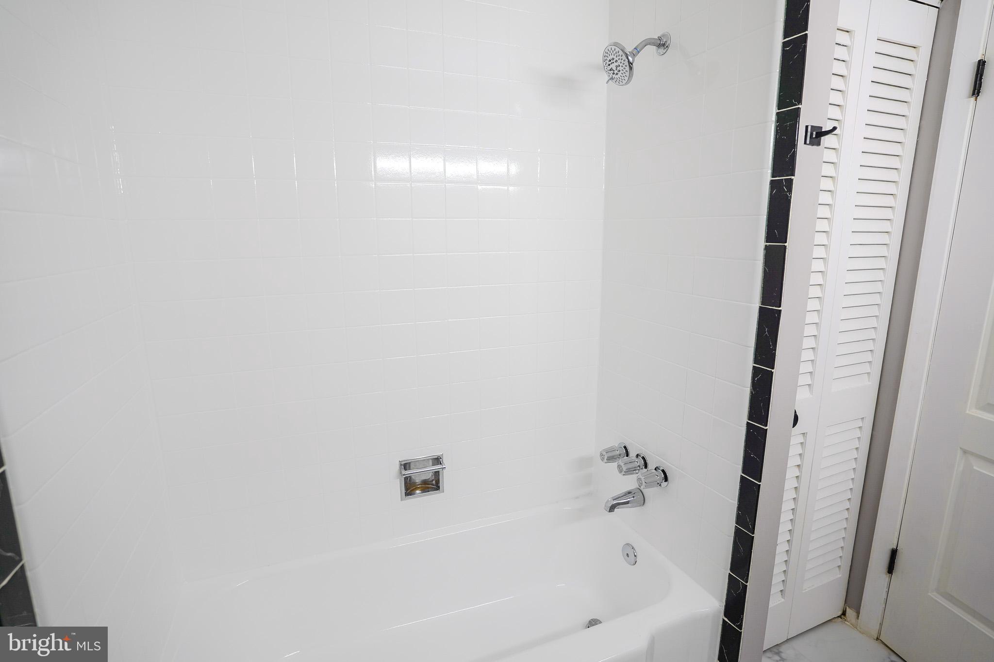 3737 Clarks Lane, Unit 304 Baltimore, MD 21215 - Photo 15 of 23 Bathroom