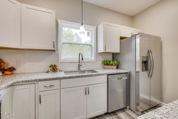 $299,900 | 215 Brighton Place, Bristol, TN 37620