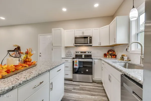 $299,900 | 215 Brighton Place, Bristol, TN 37620