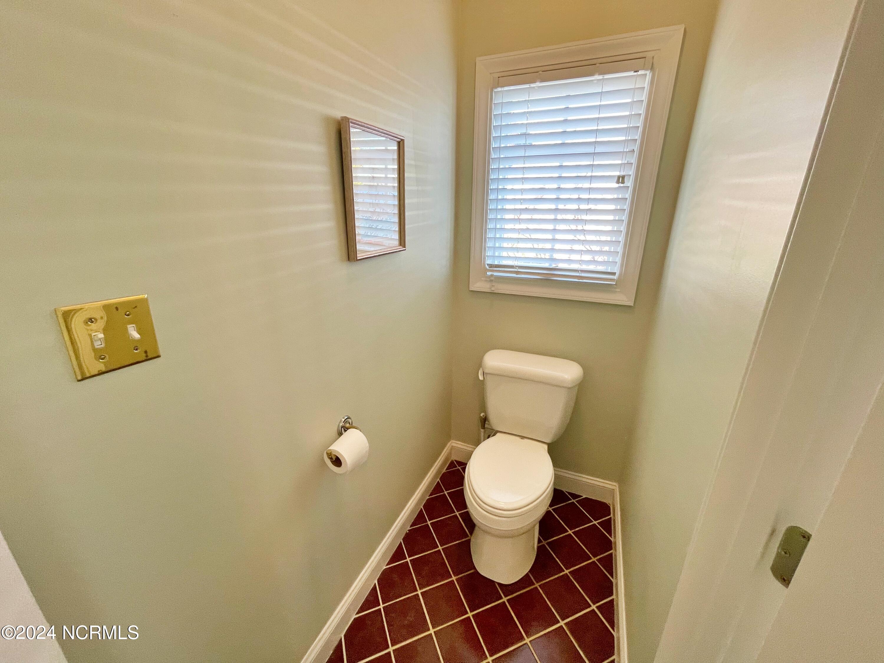 214 Nydegg Road New Bern, NC 28562 - Photo 31 of 76 TOILET ROOM