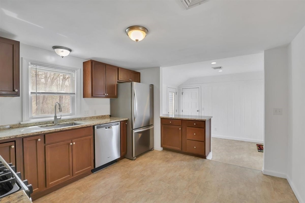 2401 Wilbraham Road Springfield, MA 01129 - Photo 6 of 33