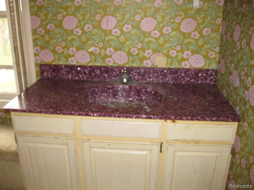 8159 Embury Road Grand Blanc, MI 48439 - Photo 12 of 13 secondfloorbath2.jpg