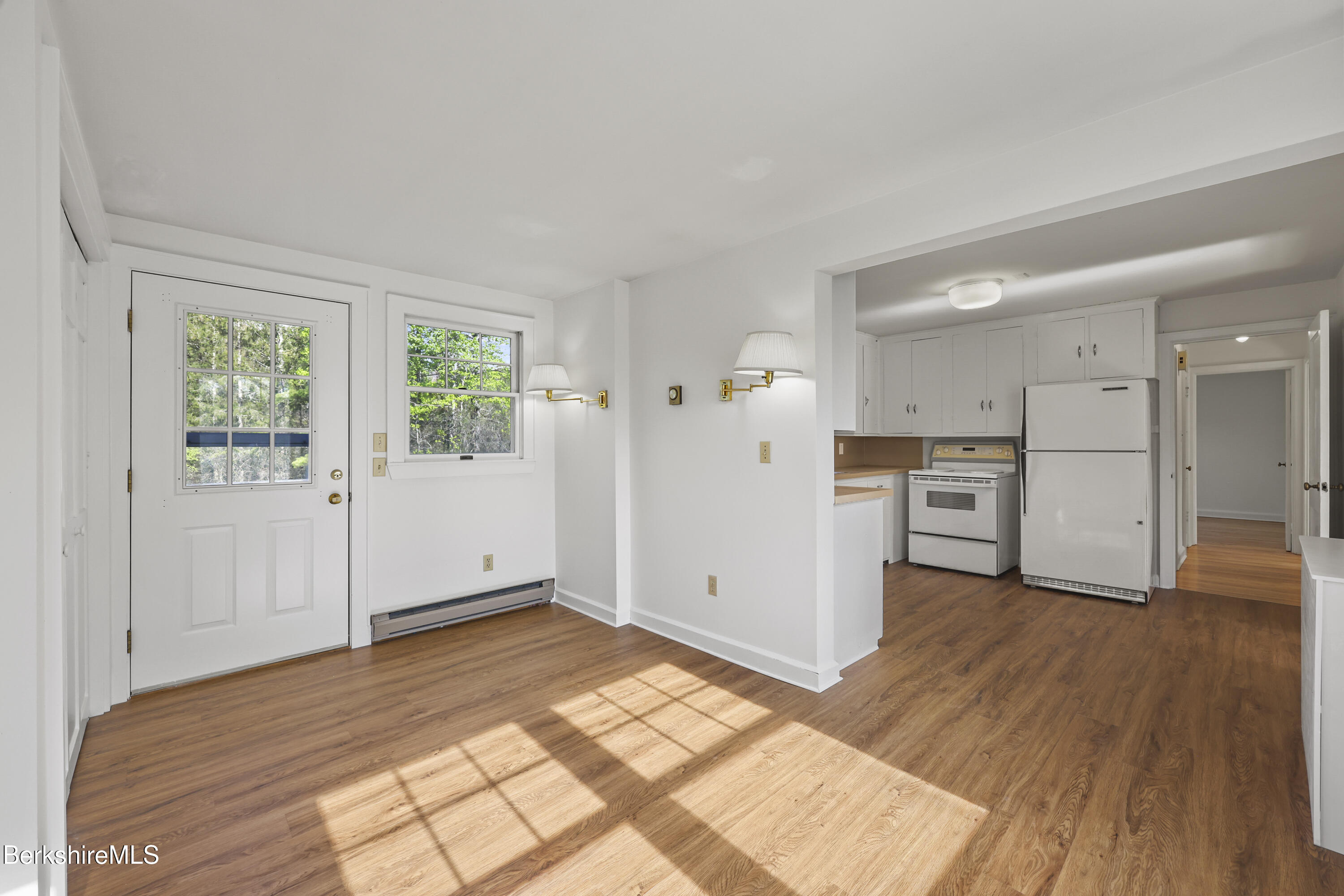 194 Eleanor Road Pittsfield, MA 01201 - Photo 14 of 39 85 Breakfast Room