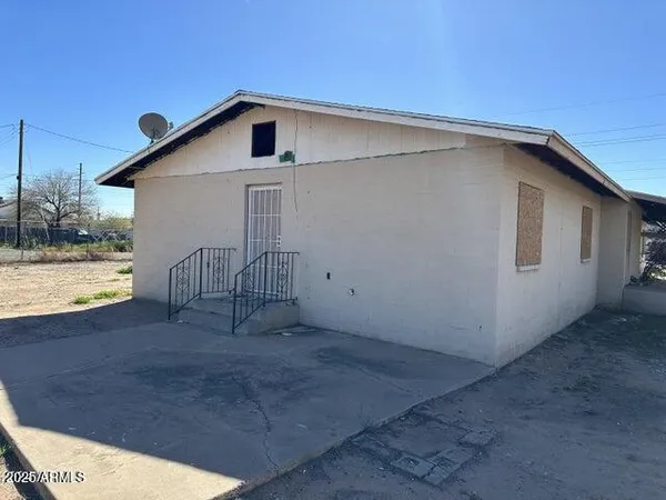 a view of a house with backyard