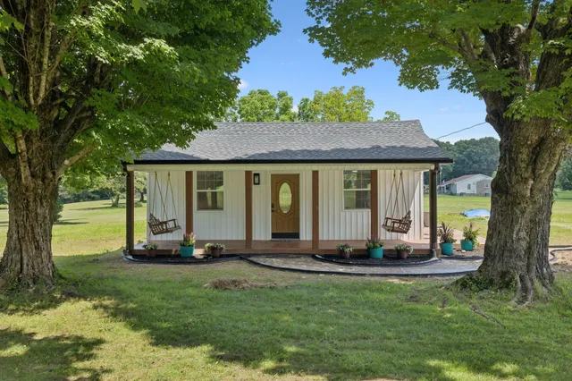 a view of a garden with an apartment