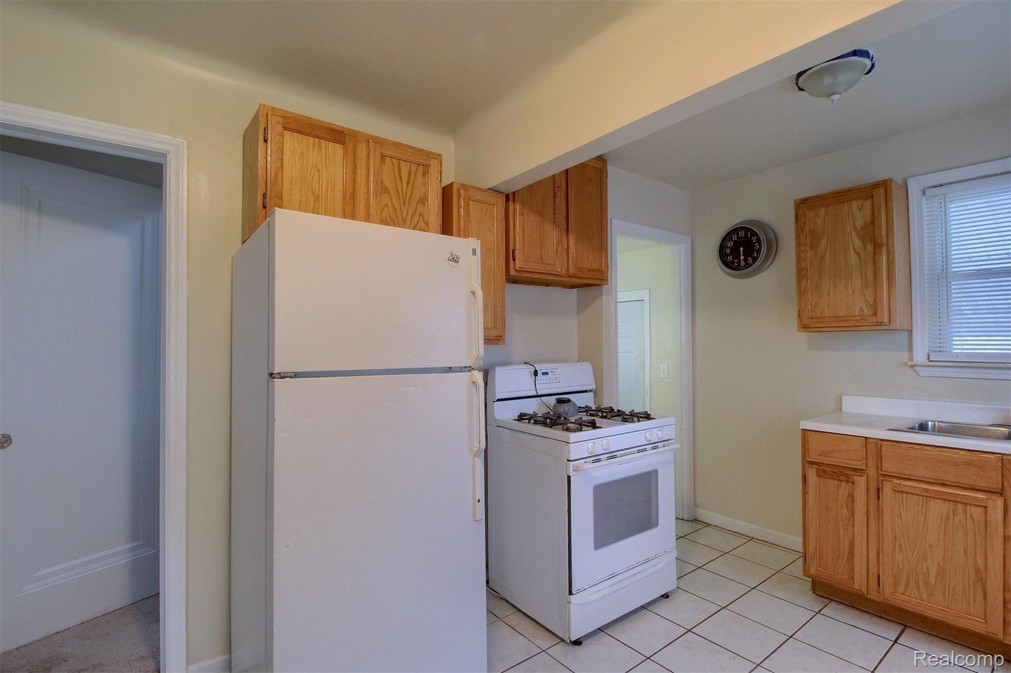 6587 Pelham Road Allen Park, MI 48101 - Photo 8 of 23 8-Kitchen 2nd View.jpg