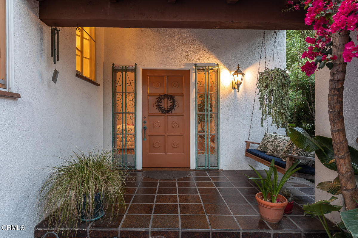 1659 Kaweah Drive Pasadena, CA 91105 - Photo 3 of 46 a room with potted plants and a fountain
