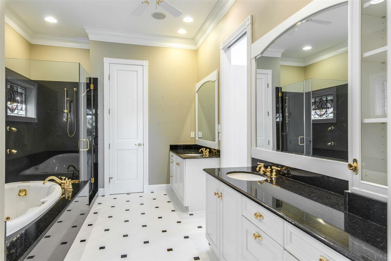 7636 Old Bay Pointe Road Milton, FL 32583 - Photo 29 of 50 Lovely & spacious!