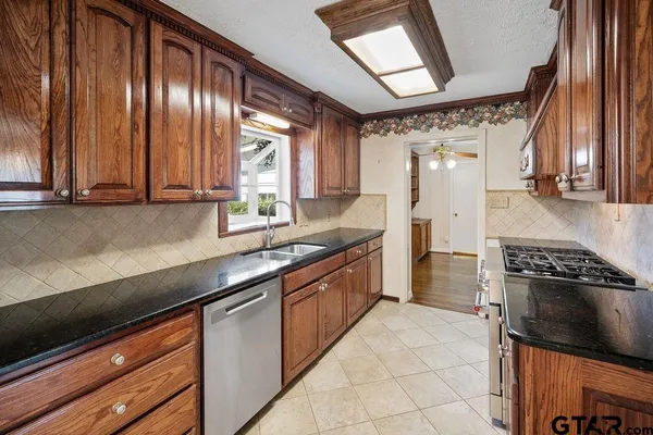 $325,000 | 2715 South Robertson Avenue, Tyler, TX 75701