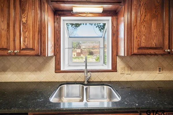 $325,000 | 2715 South Robertson Avenue, Tyler, TX 75701