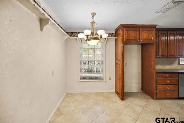 $325,000 | 2715 South Robertson Avenue, Tyler, TX 75701