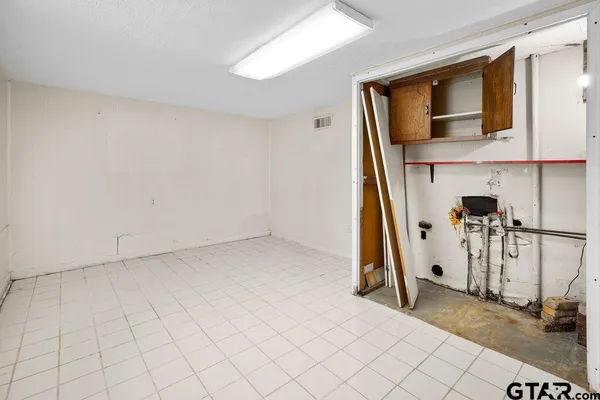 $325,000 | 2715 South Robertson Avenue, Tyler, TX 75701