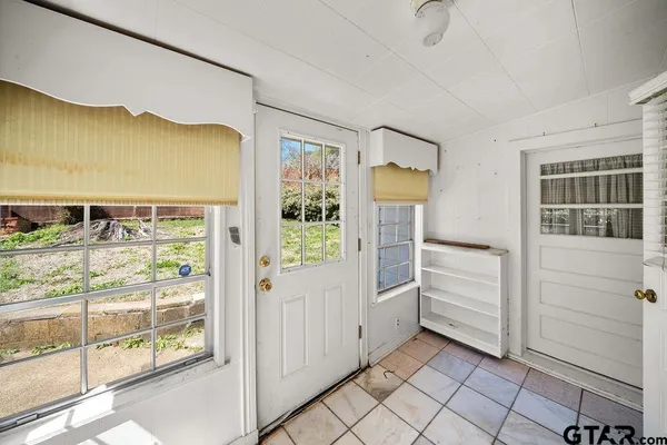 $325,000 | 2715 South Robertson Avenue, Tyler, TX 75701