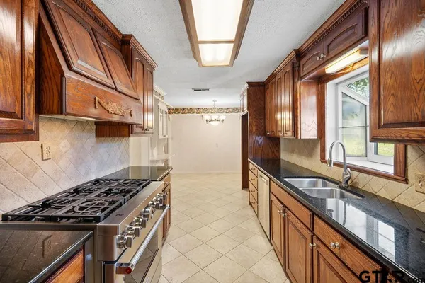 $325,000 | 2715 South Robertson Avenue, Tyler, TX 75701