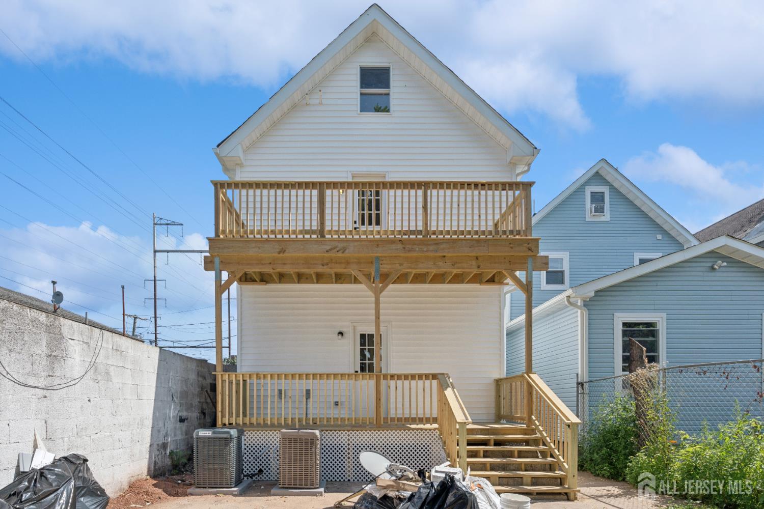 318 Seaman Street, Unit 1 New Brunswick, NJ 08901 - Photo 14 of 14 a front view of a house with garden