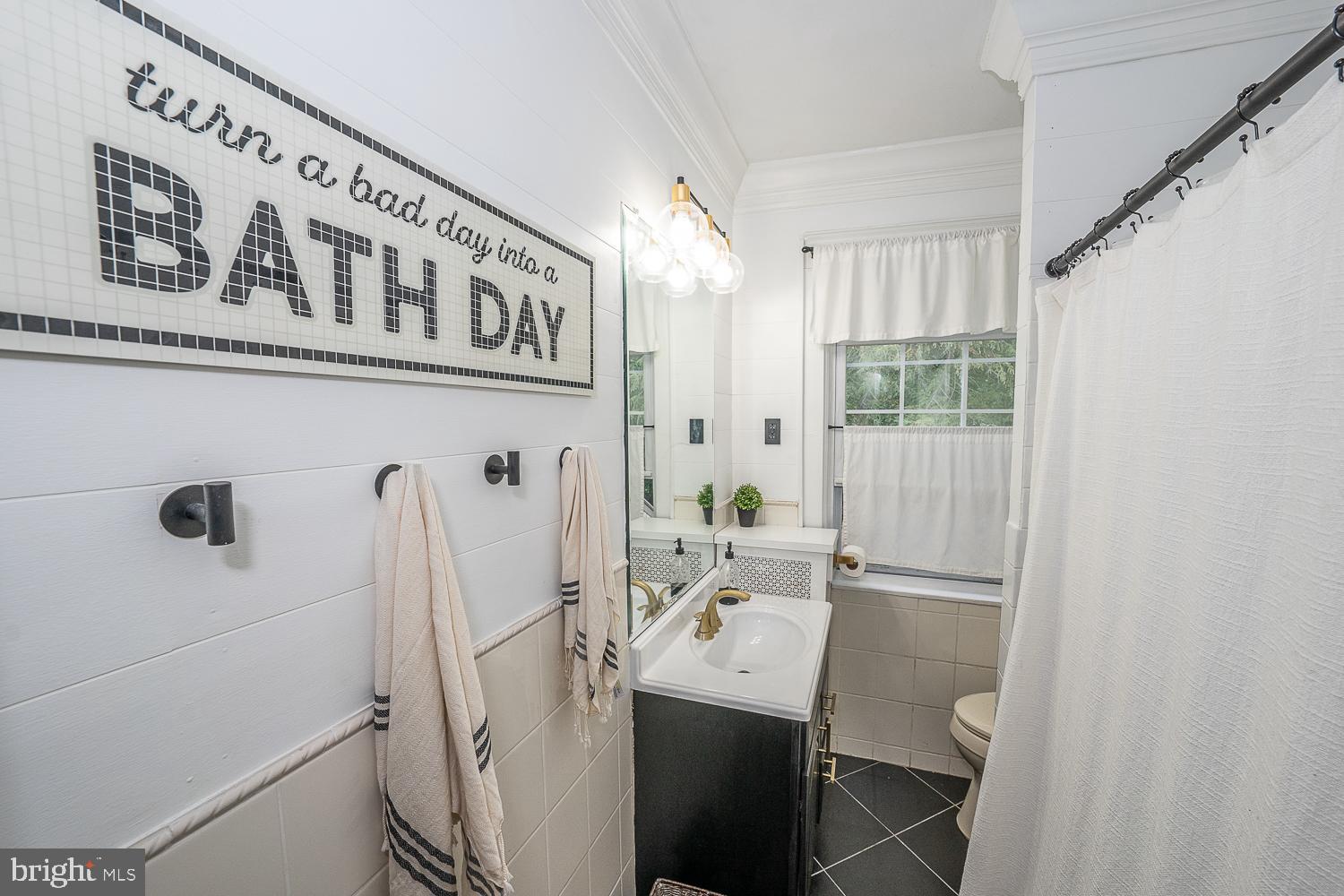 27 Greenhill Road Springfield, PA 19064 - Photo 17 of 25 Full Bathroom with Tub/Shower