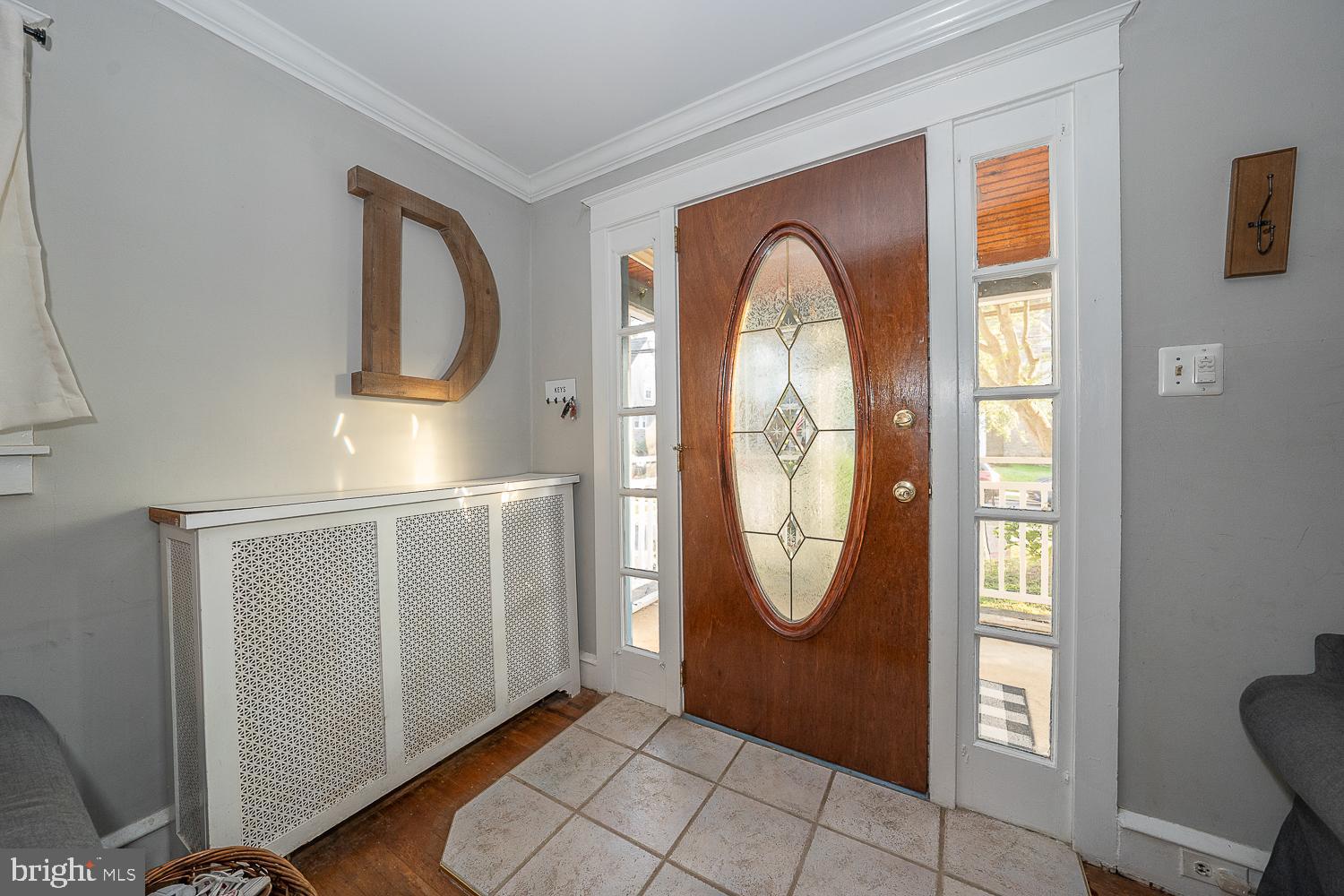 27 Greenhill Road Springfield, PA 19064 - Photo 4 of 25 Front Door/Living Room