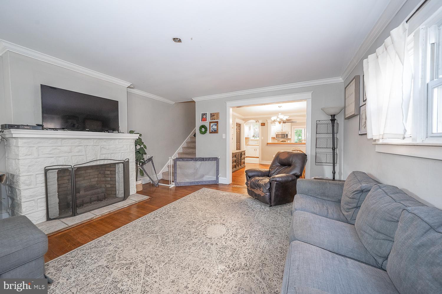 27 Greenhill Road Springfield, PA 19064 - Photo 5 of 25 Living Room with Gas Fireplace