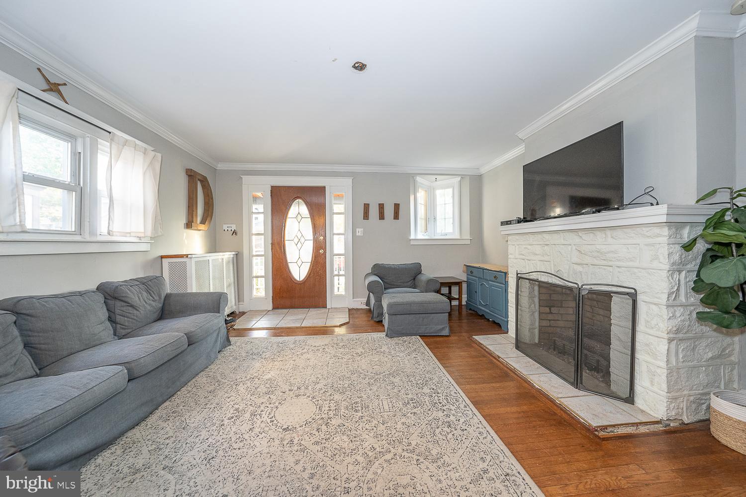 27 Greenhill Road Springfield, PA 19064 - Photo 6 of 25 Living Room with Gas Fireplace