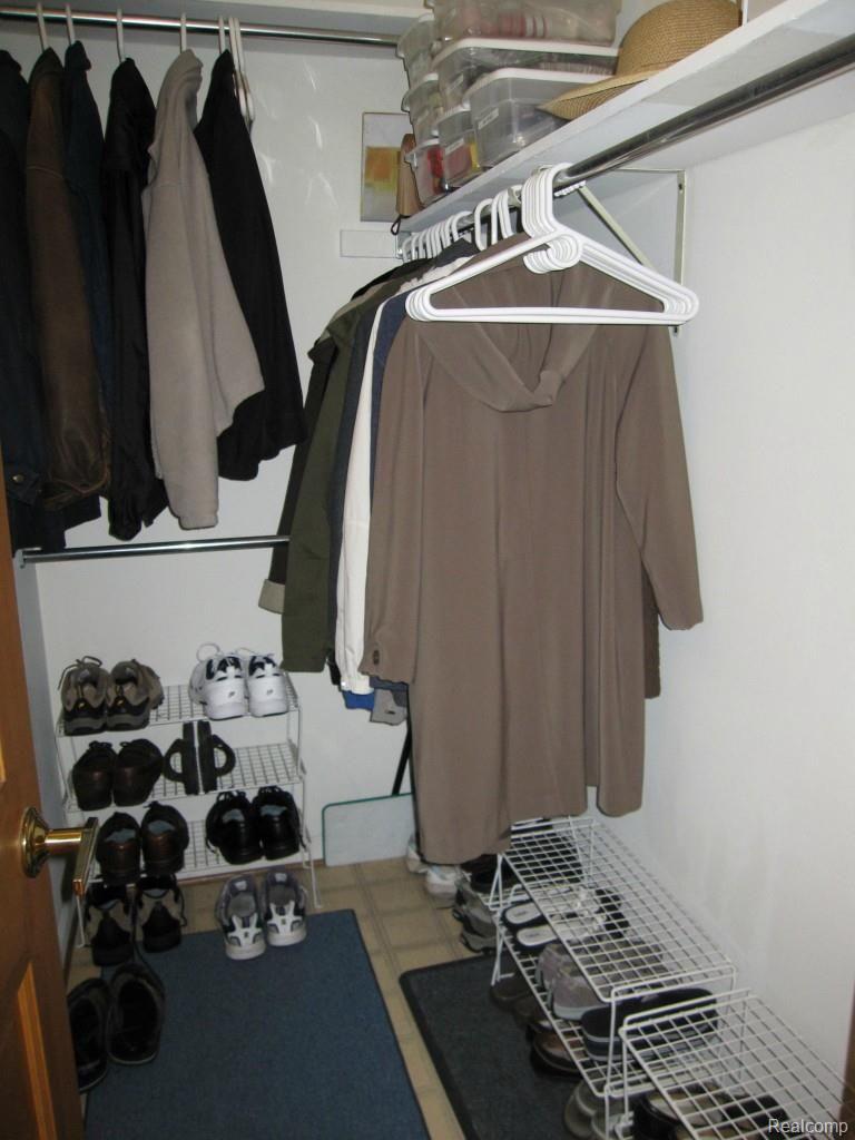 1158 Cobridge Drive Rochester, MI 48306 - Photo 11 of 30 Mud room off the garage is very convenient!