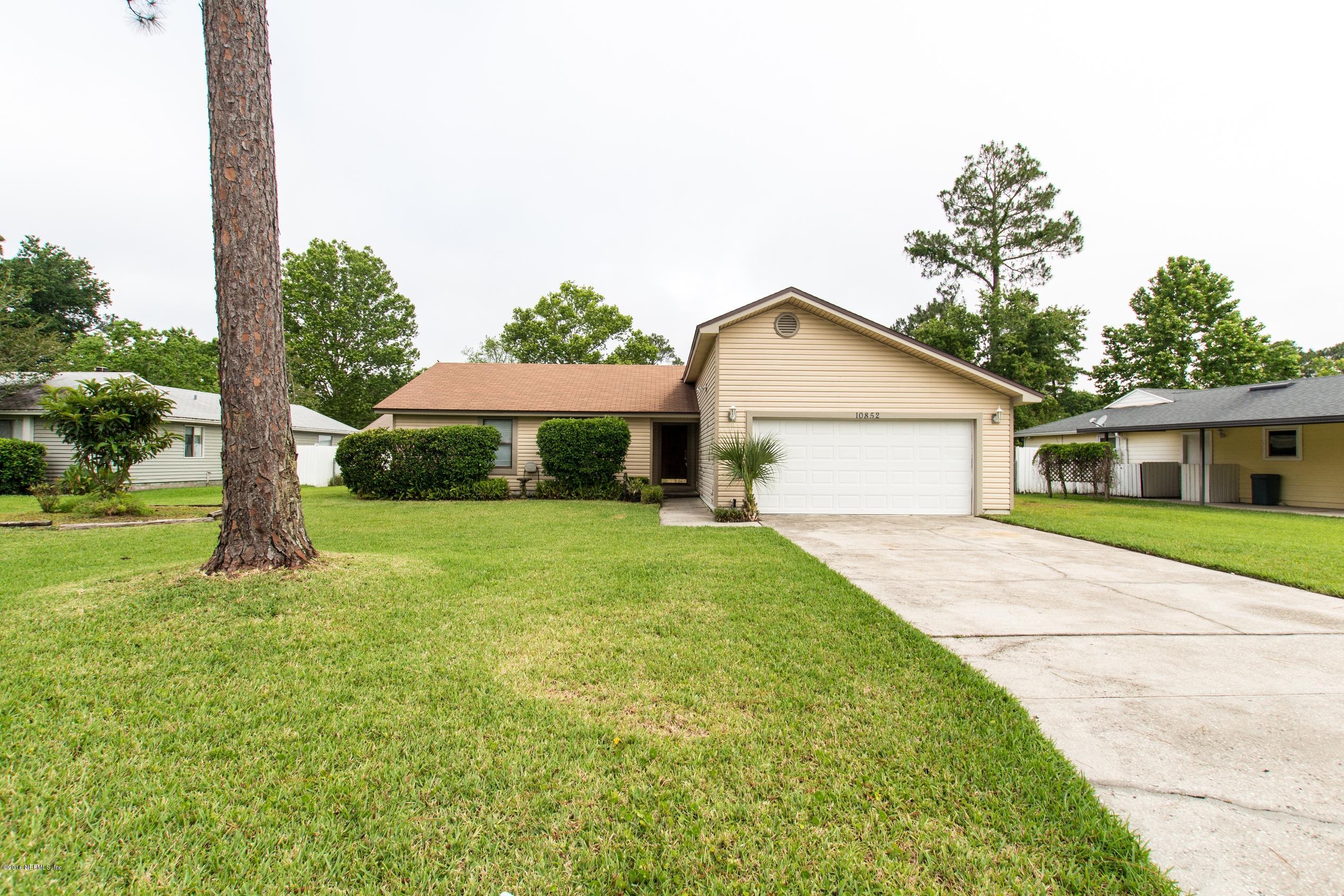 10852 Reading Road Jacksonville, FL 32257 - Photo 1 of 30 a front view of house with yard and green space