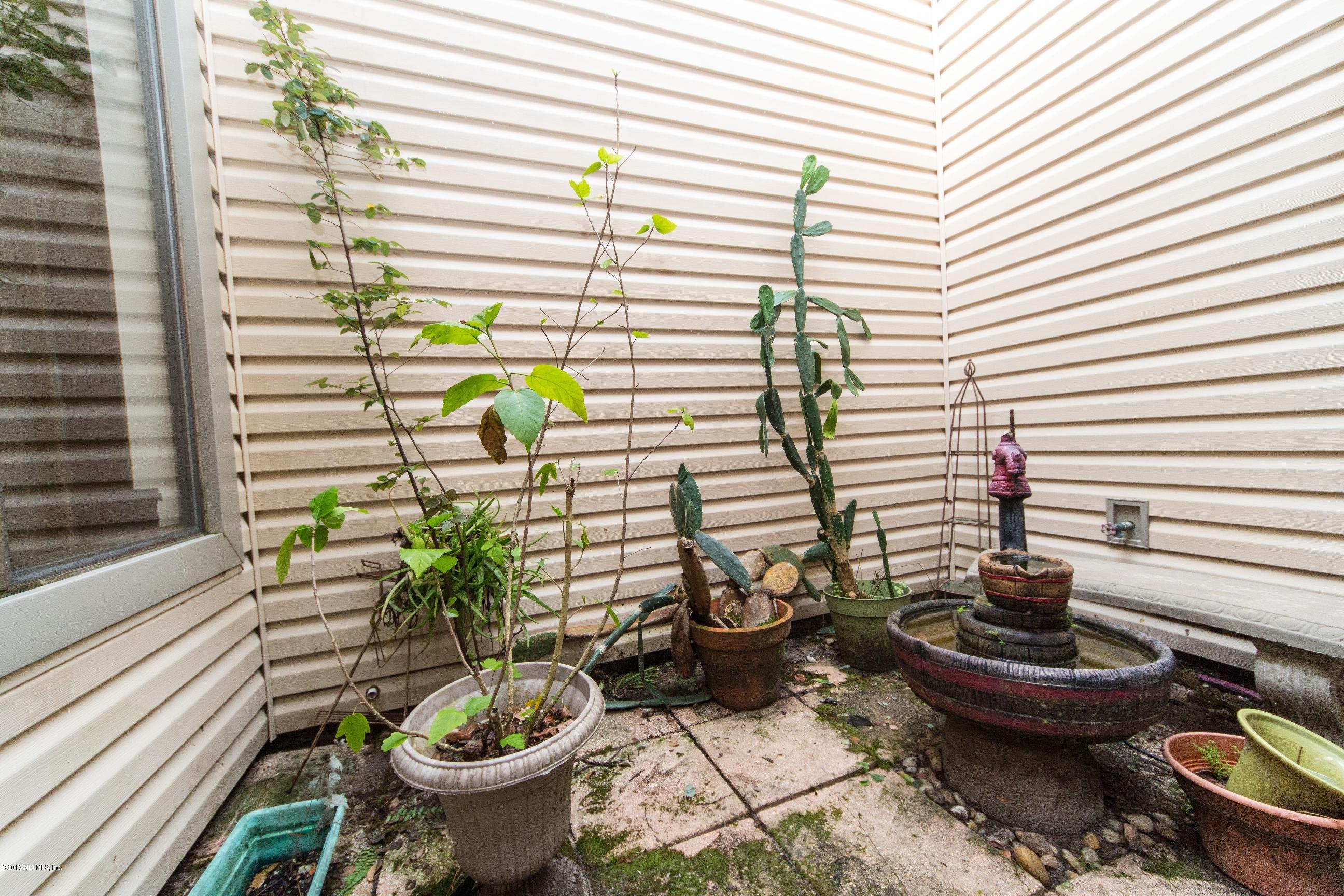 10852 Reading Road Jacksonville, FL 32257 - Photo 12 of 30 a bathroom with a toilet and a potted plant