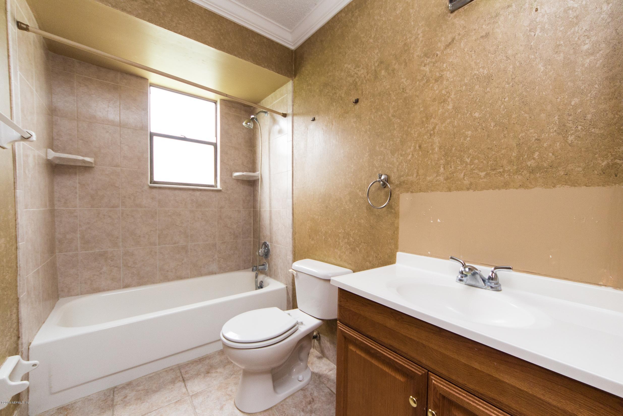 10852 Reading Road Jacksonville, FL 32257 - Photo 20 of 30 a bathroom with a sink a toilet and a bathtub