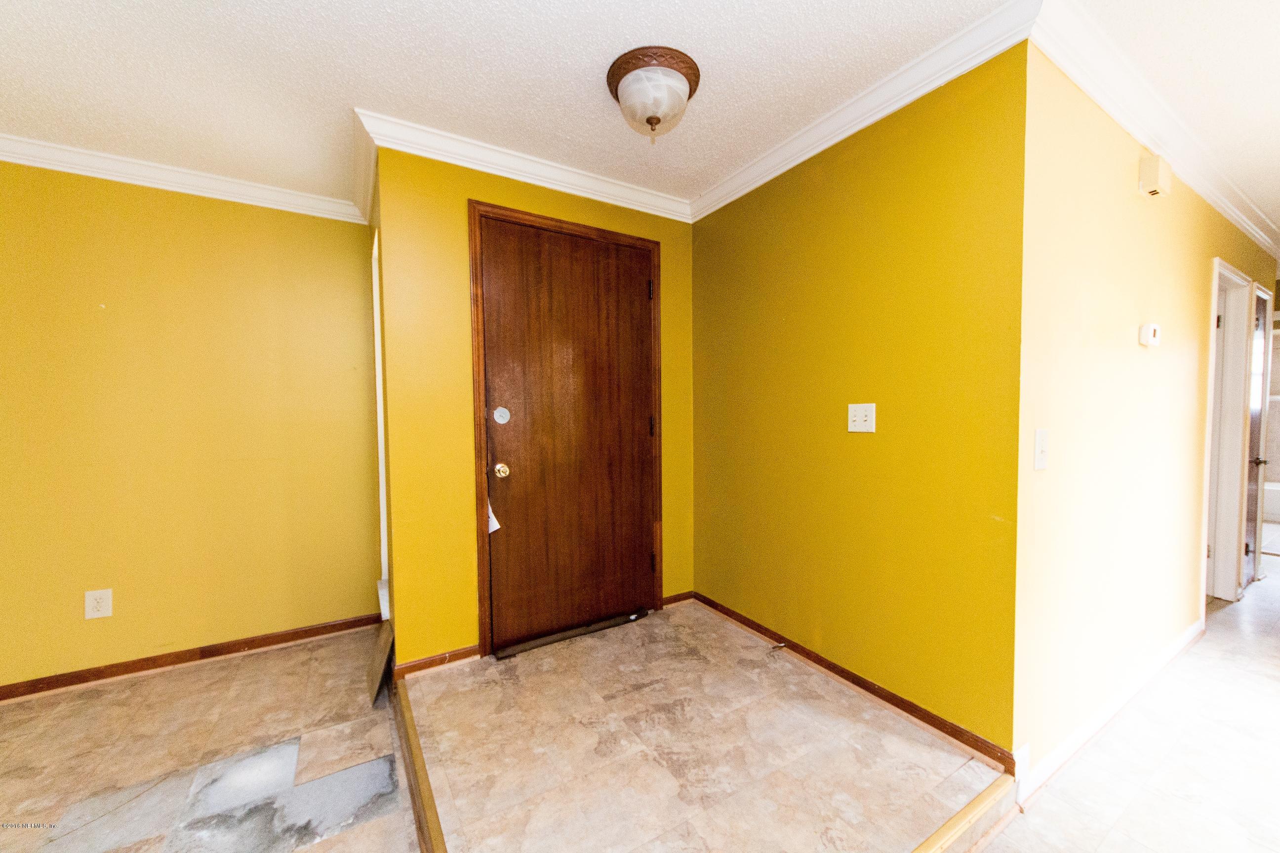10852 Reading Road Jacksonville, FL 32257 - Photo 6 of 30 a view of a garage