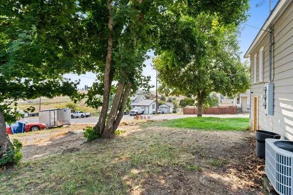 $275,000 | 242 South Broadway Street, Tekoa, WA 99033