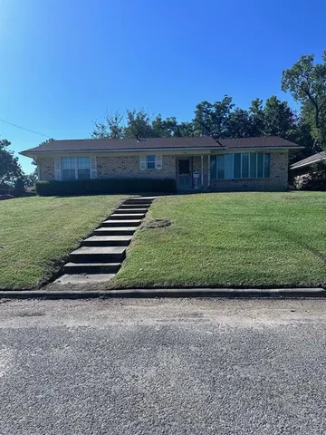 a view of a back yard