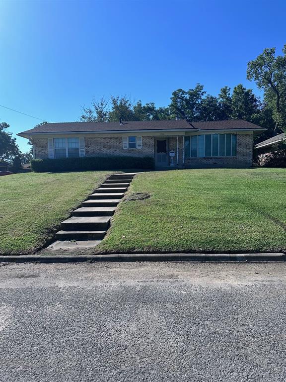 a view of a back yard