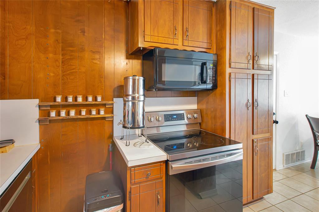 853 Royal Terrace Hurst, TX 76053 - Photo 7 of 34