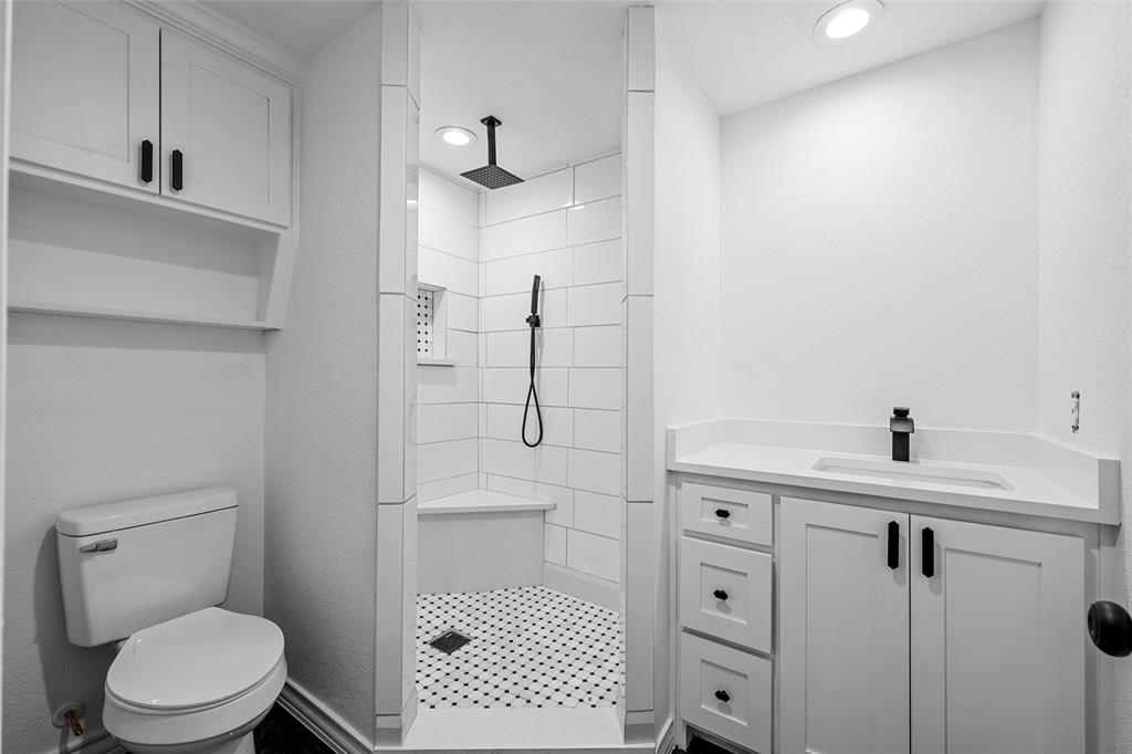 979 Old Mexia Road Waco, TX 76705 - Photo 13 of 40 a bathroom with a sink a toilet and shower