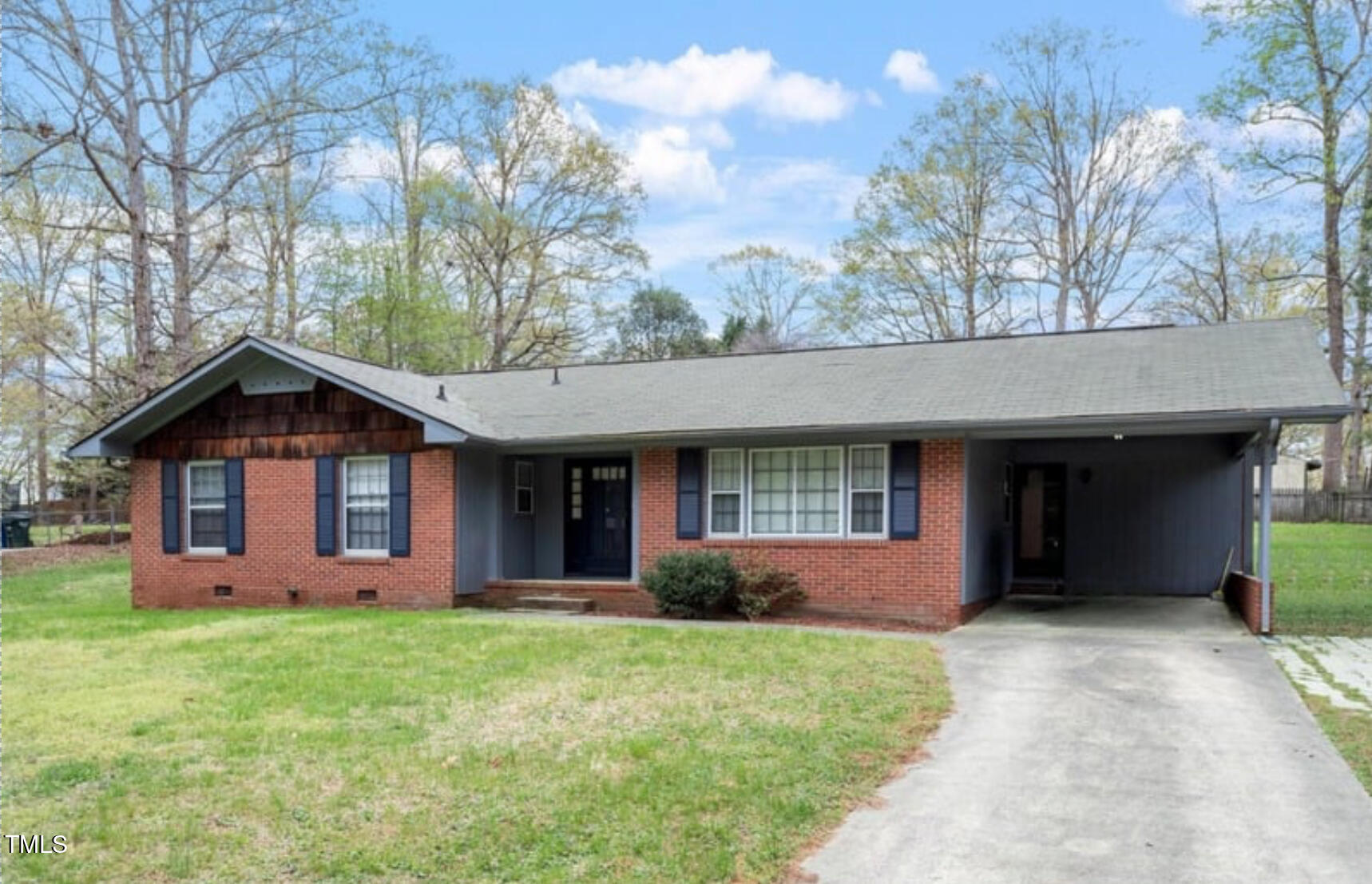 a view of a house with yard and garden