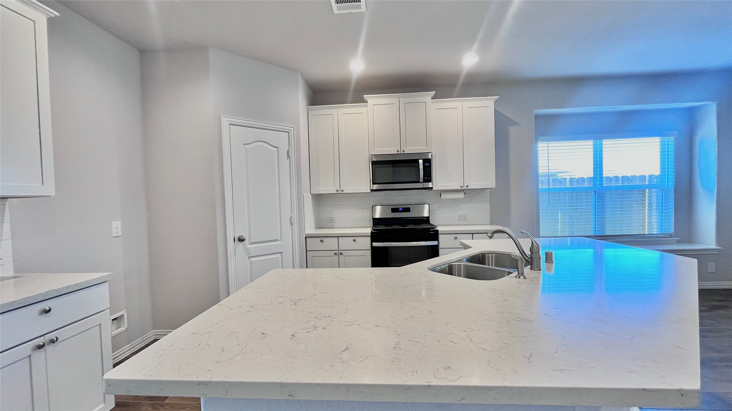 140 Kelly Street Angleton, TX 77515 - Photo 6 of 24 Gallery Image 6
