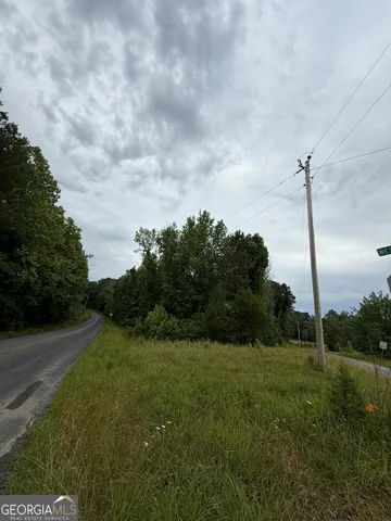 a view of a pathway with a yard
