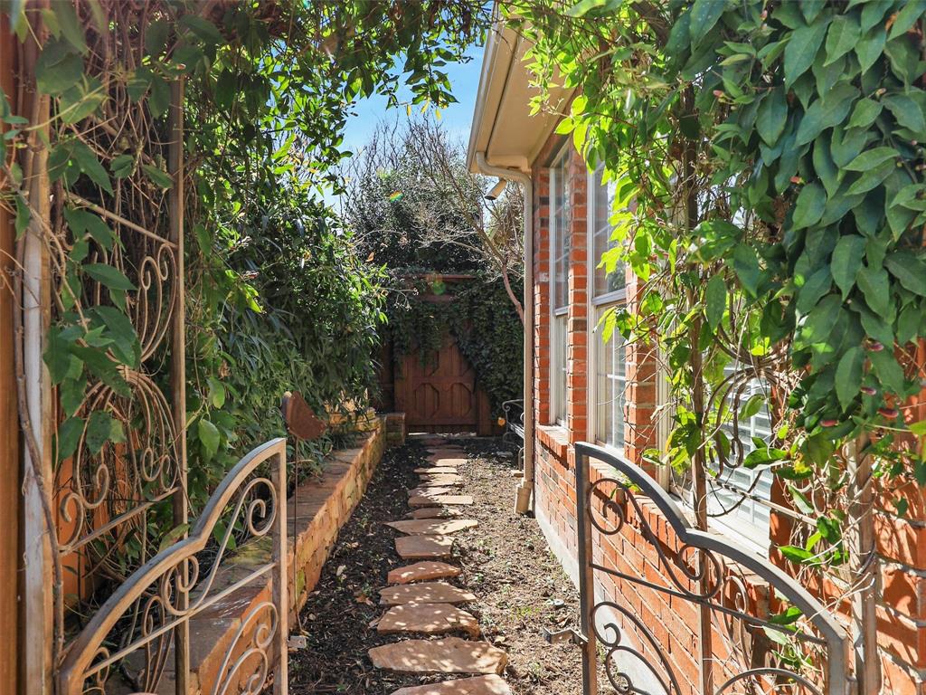 7612 Pendleton Street Dallas, TX 75252 - Photo 33 of 38 a balcony with street view