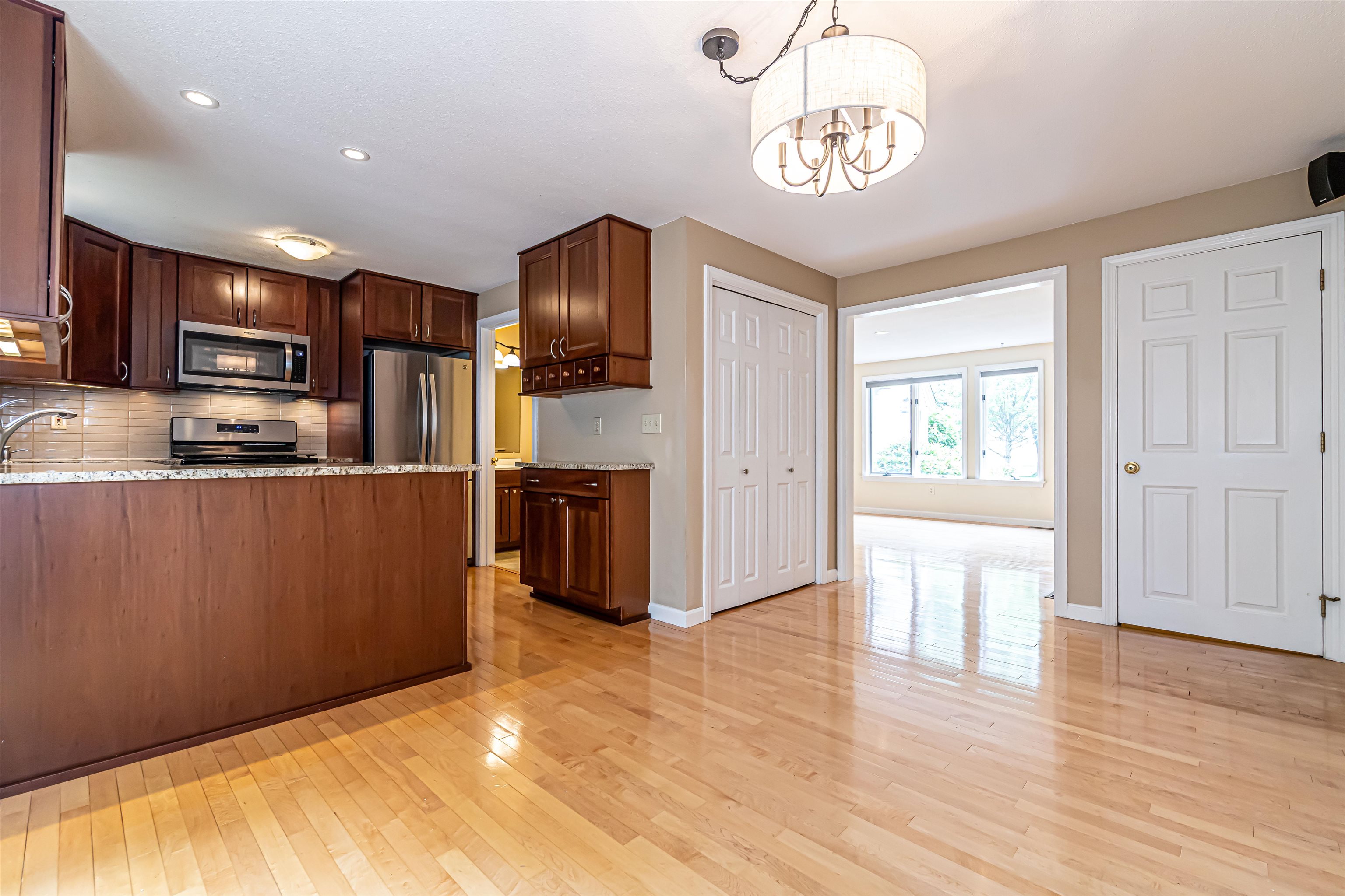 23 Salisbury Road Nashua, NH 03064 - Photo 8 of 33