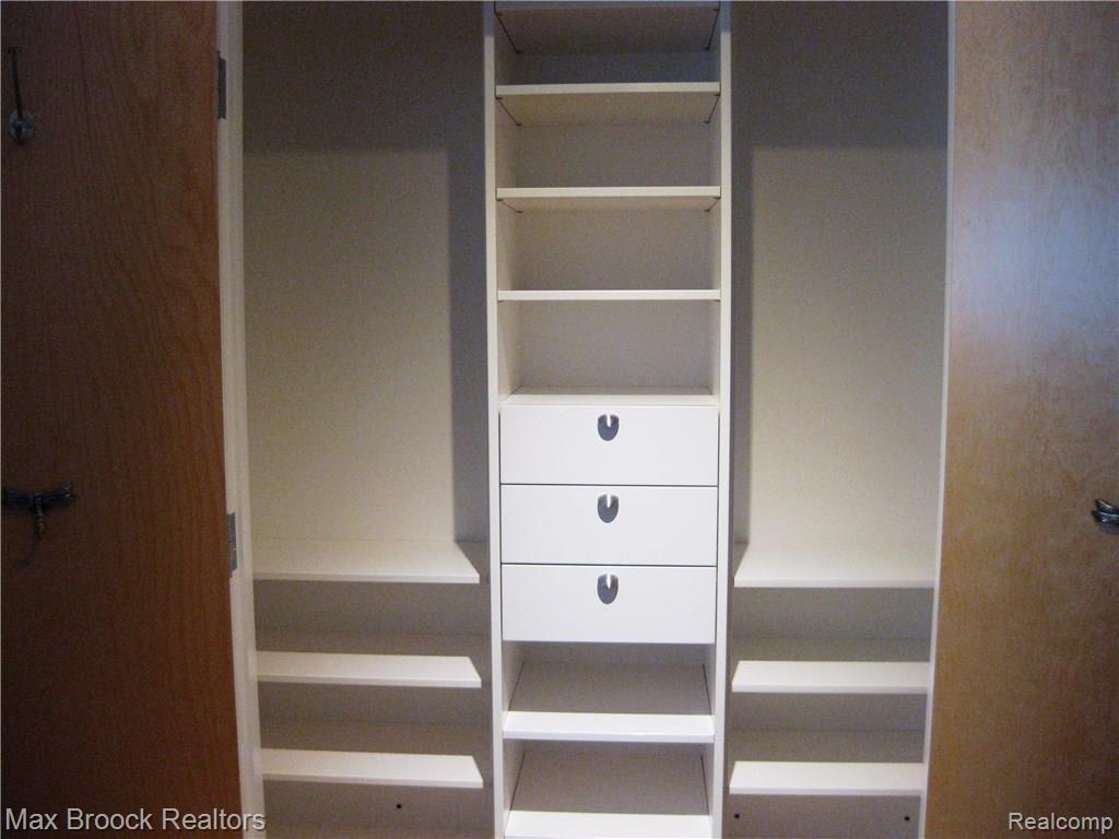 4113 Telegraph Road, Unit 122 Bloomfield Hills, MI 48302 - Photo 40 of 51 Custom Detail