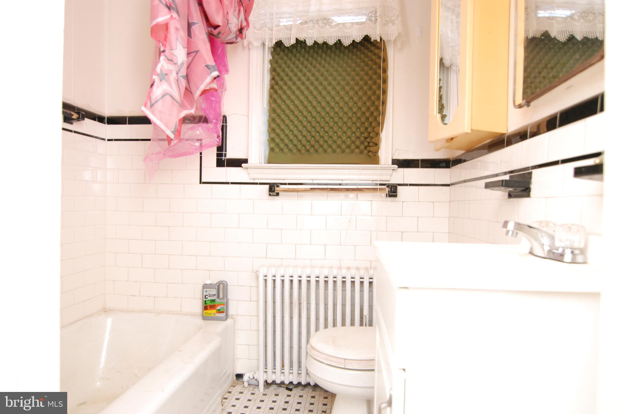 768 Charing Cross Road Baltimore, MD 21229 - Photo 8 of 22 Bath Room Upper Level